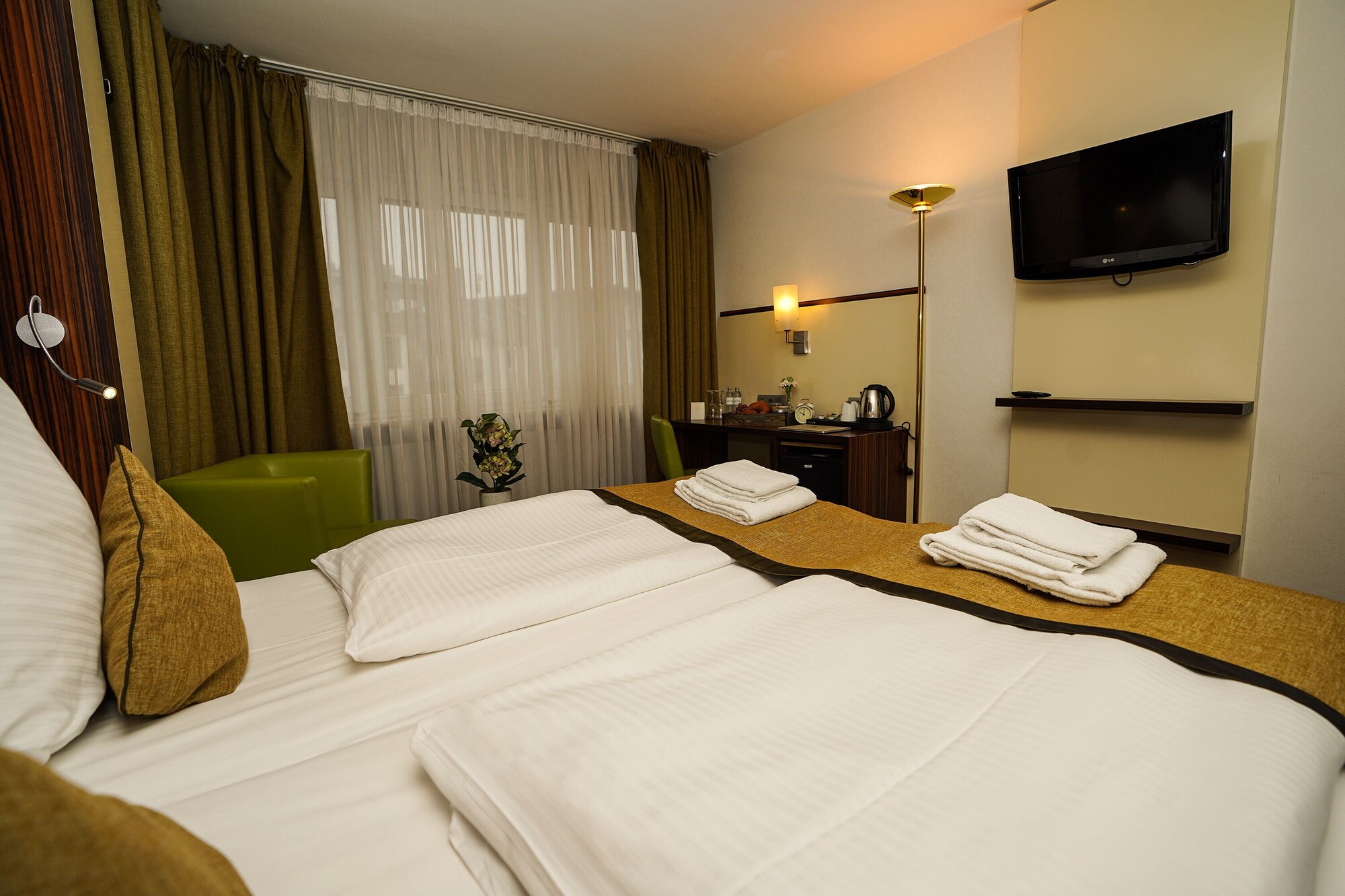 Comfort, Queen Bed