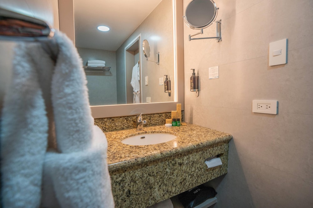Room, Multiple Beds, La Quinta by Wyndham Quito 9/10