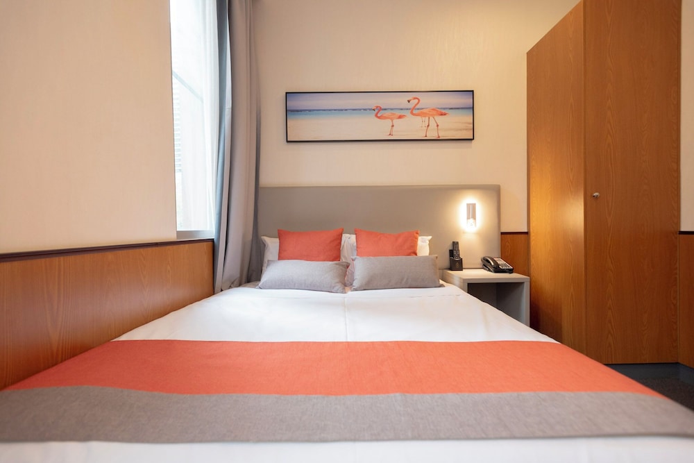 Premium, Queen Bed, City View