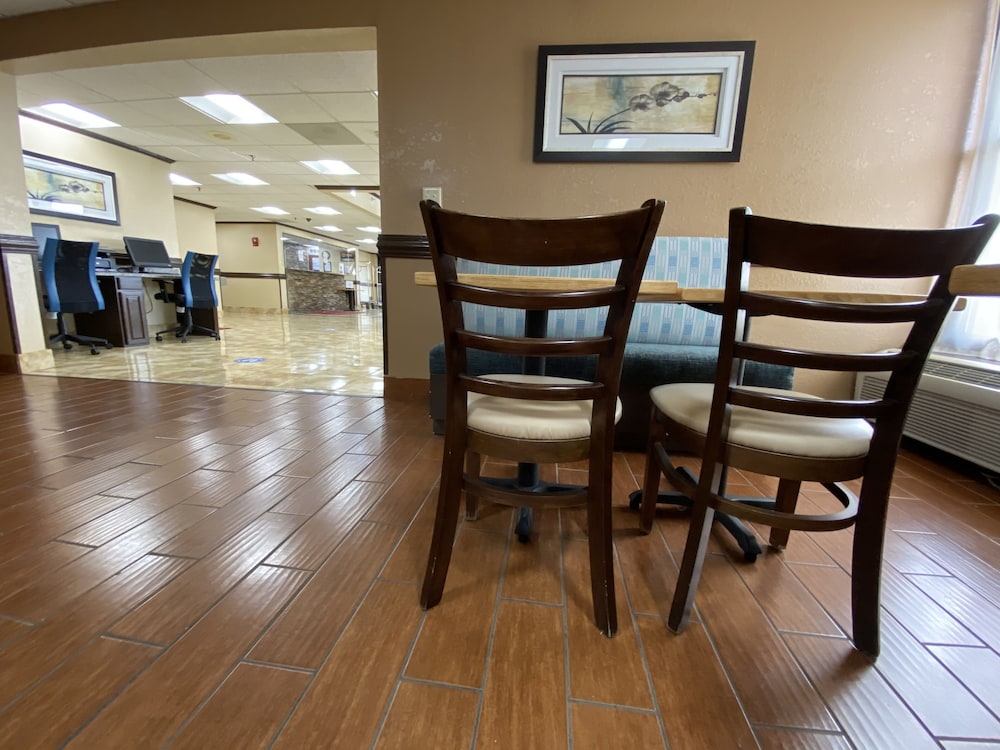Clarion Inn and Suites Grand Rapids Airport 46/63