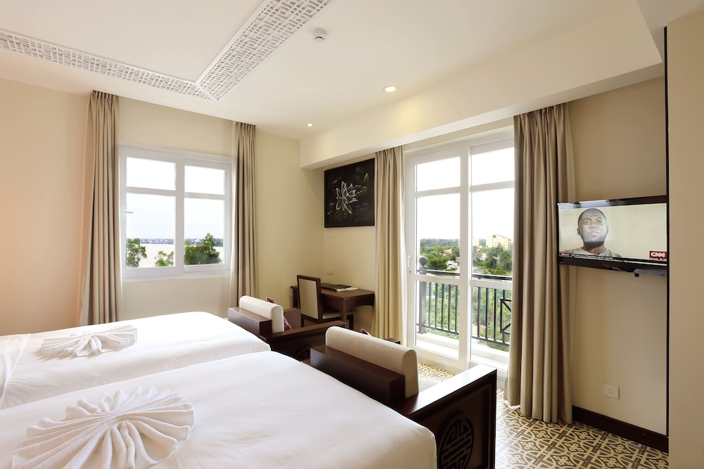 Royal Riverside Hoi An Hotel 15/75