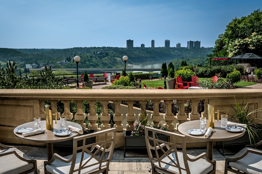 Fairmont Hotel Macdonald 52/62