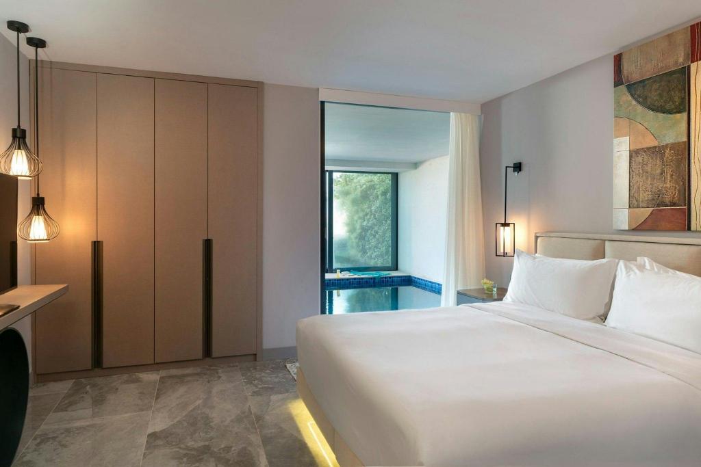 Interior, Grand, Pool, Suite, King Bed, Sea View, Balcony