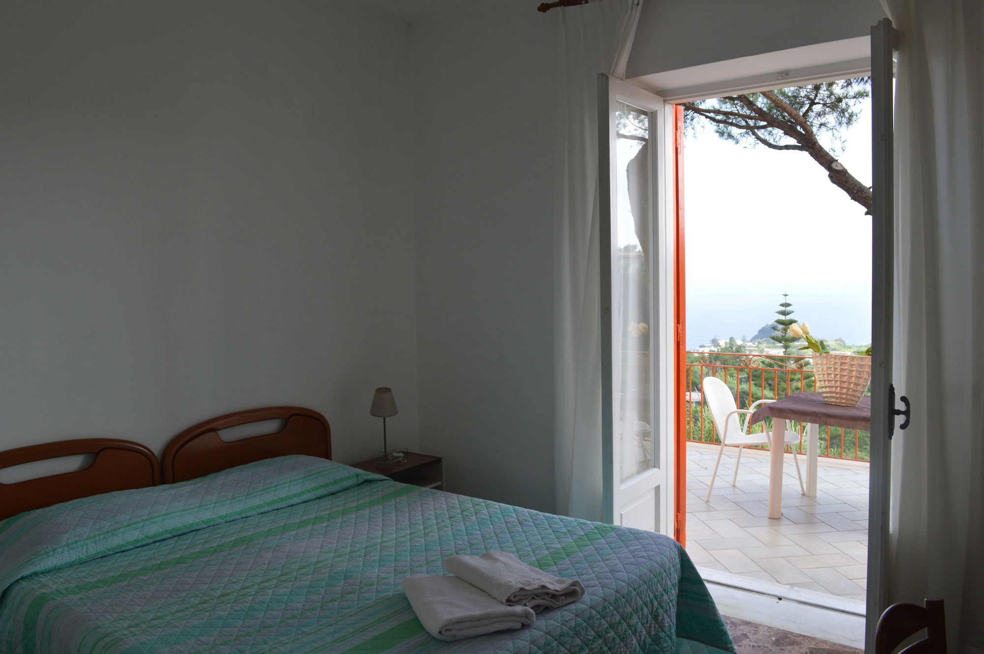 ROOM, DOUBLE OR TWIN BED