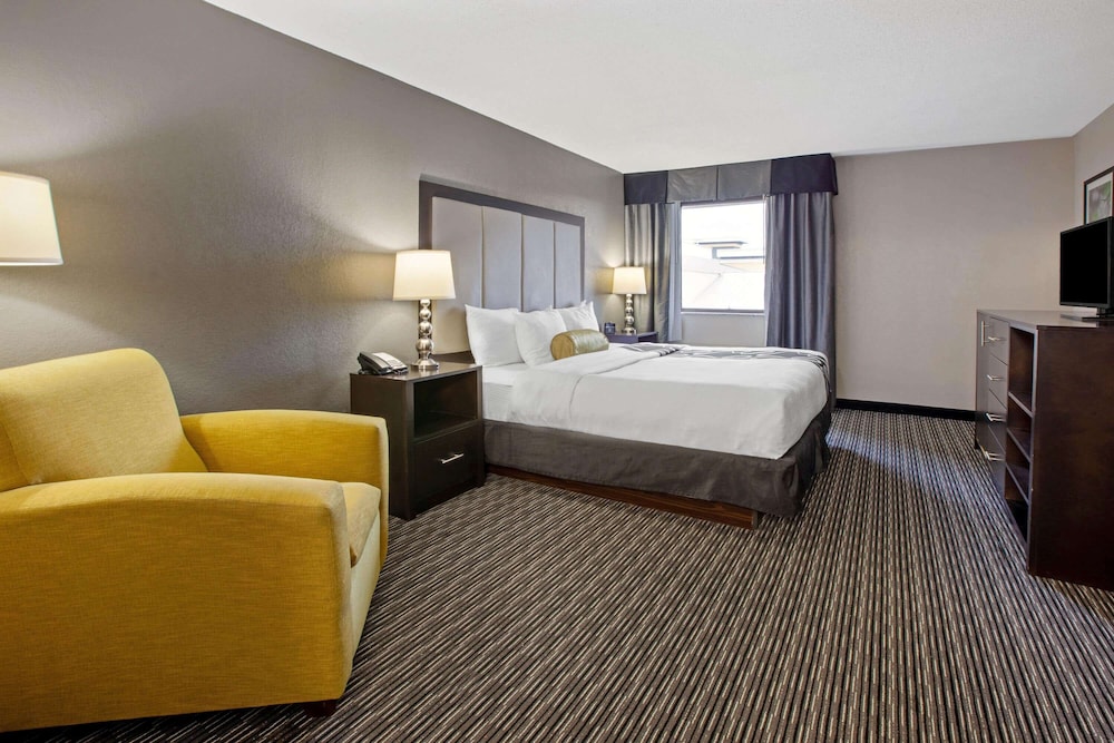 La Quinta Inn & Suites by Wyndham Detroit Metro Airport 8/55