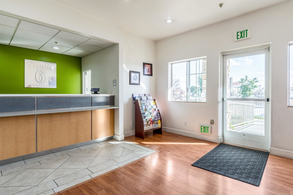 OYO 1001536 Studio6 Bakersfield, CA 14/62