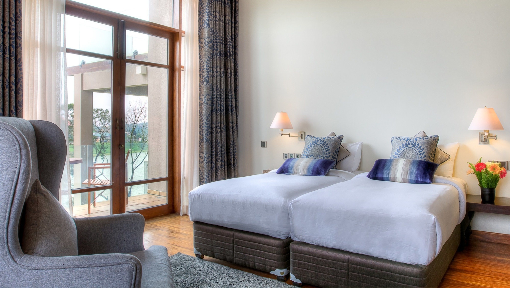 DELUXE, LAKE VIEW