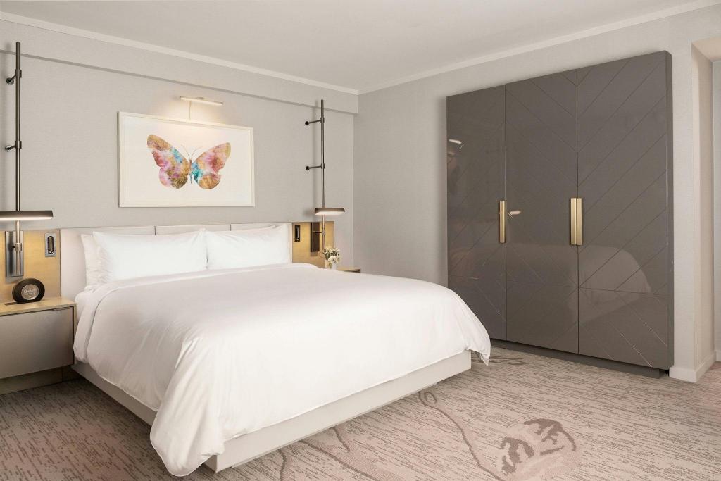 1 Bedroom, Executive, Suite, King Bed, Water View, High Floor