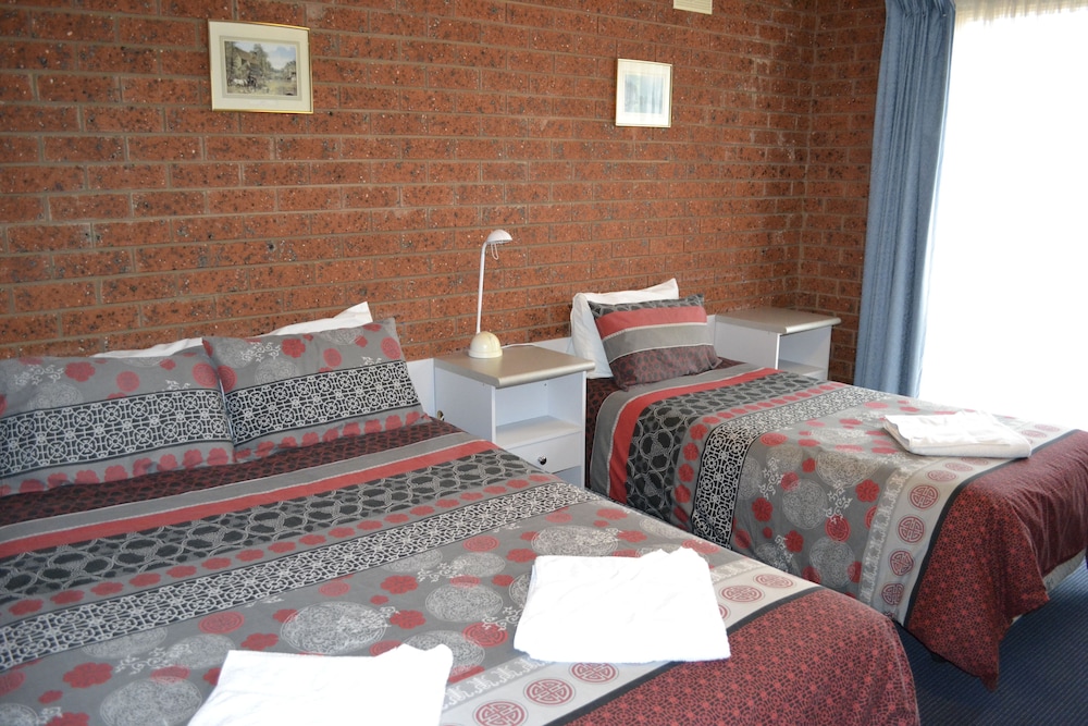 WHALERS REST MOTOR INN 19/56