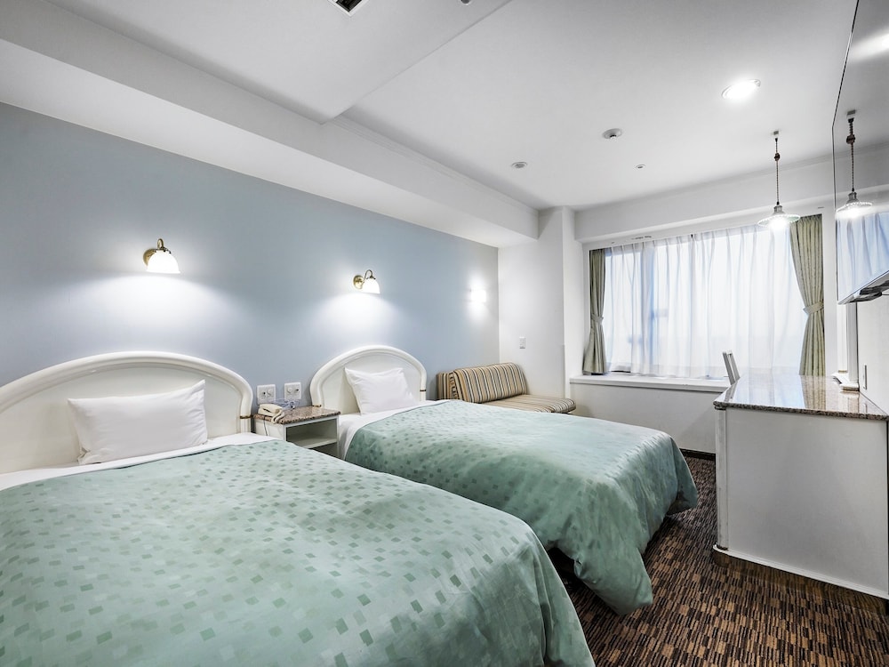 ROOM, TRIPLE, MULTIPLE BEDS, SMOKING