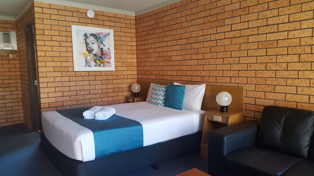 ROYAL PALMS MOTOR INN 22/76