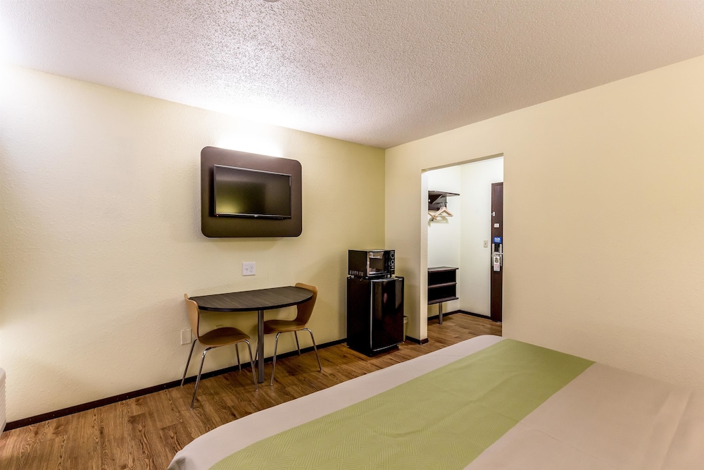 Motel6 Troy, IL 24/46