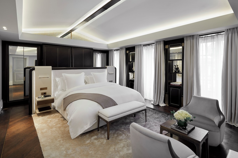 SIGNATURE, SUITE