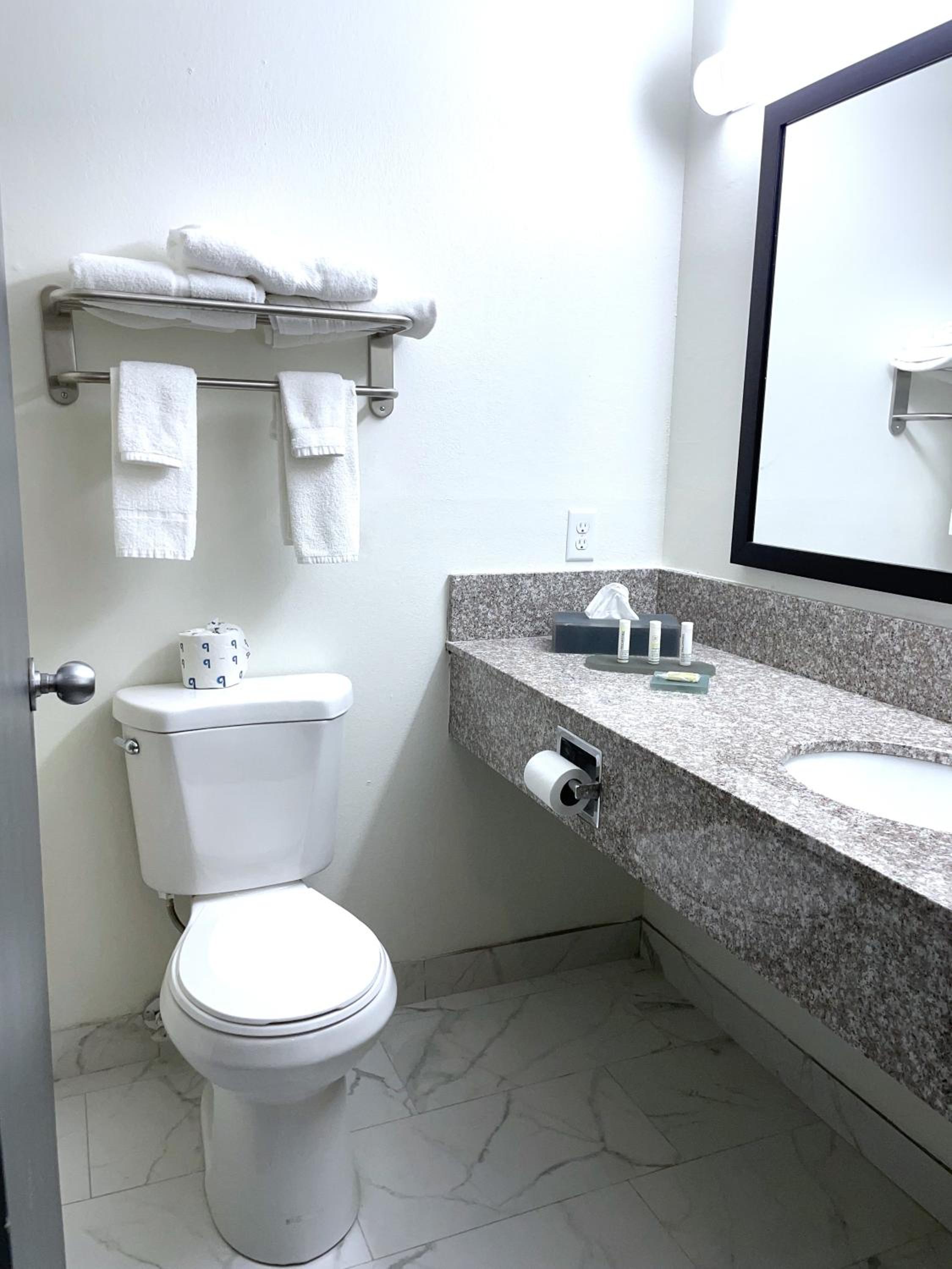 غرفة بسريرين كوين بحوض استحمام لذوي الإعاقة، Ramada by Wyndham Waupaca 8/10