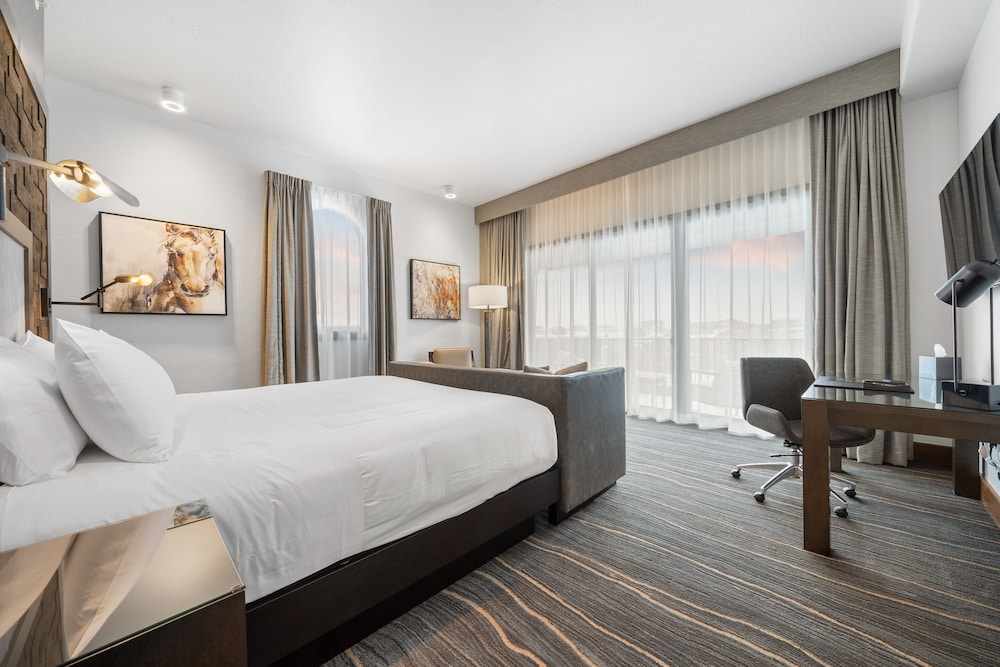 DELUXE, SUITE, KING BED