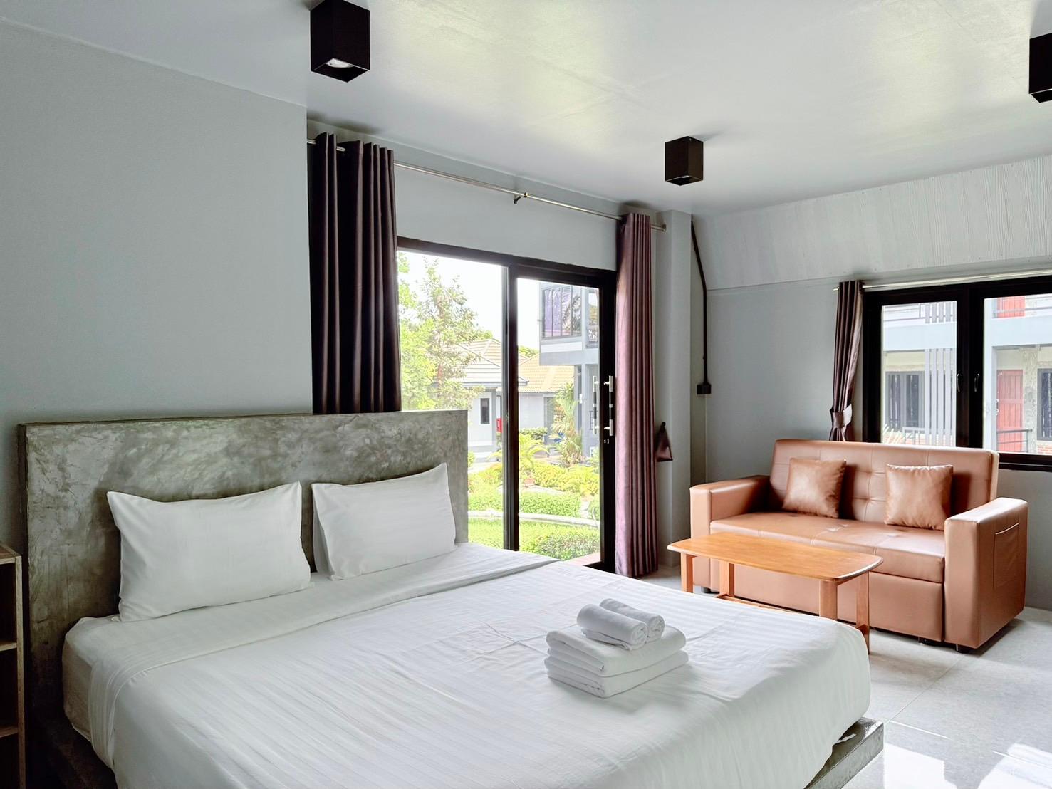 Deluxe, King Bed, Front View