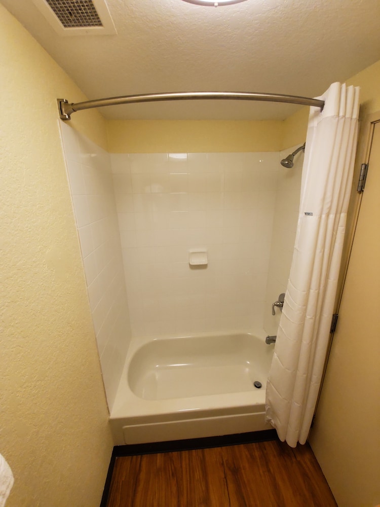 Days Inn by Wyndham Macon I-75 North 27/27