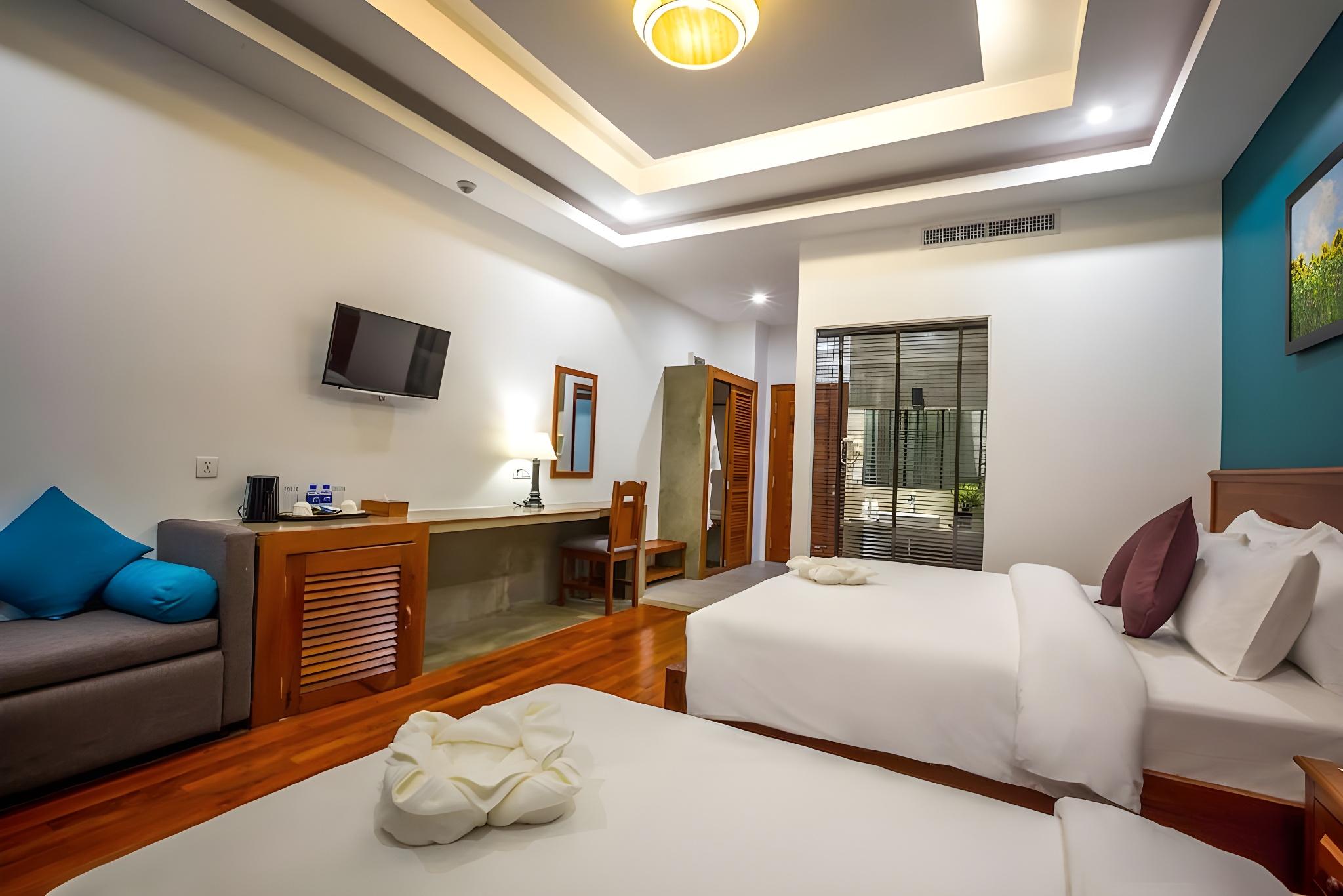 Landmark, Family, Suite, Pool View