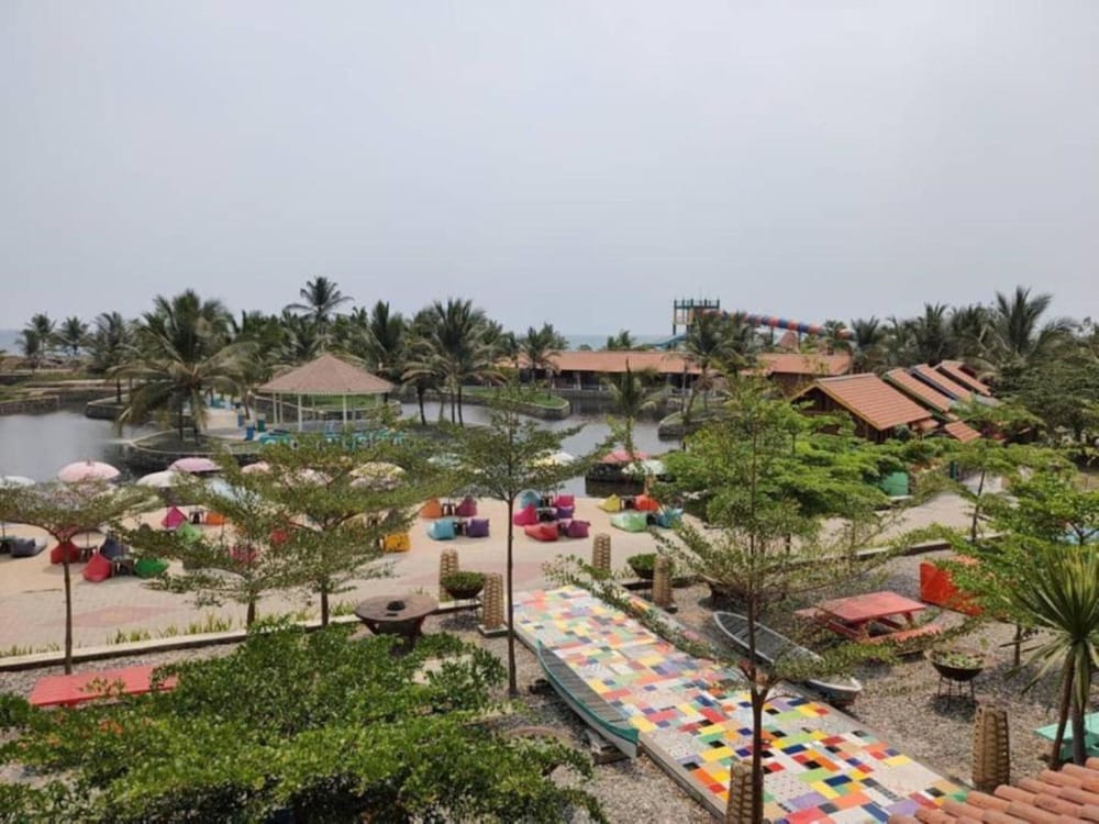 Avery Coconut Island Hotel and Beach Resort 32/47