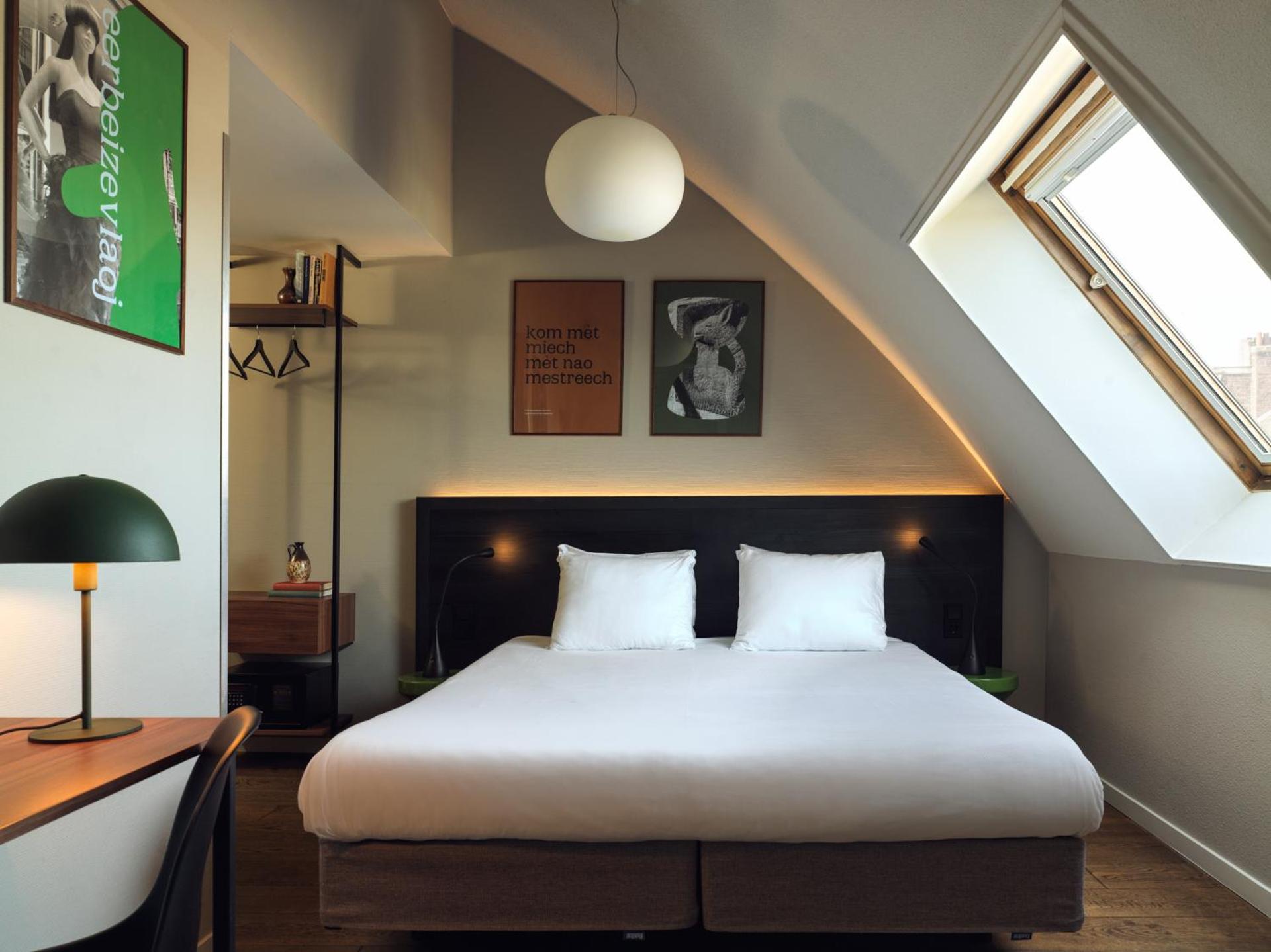 Medium, Courtyard, Queen Bed