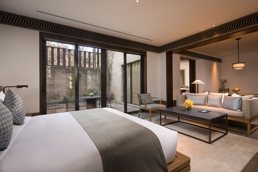 Pod, Queen Bed