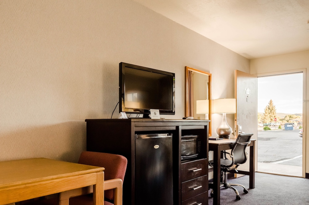 Econo Lodge 19/23