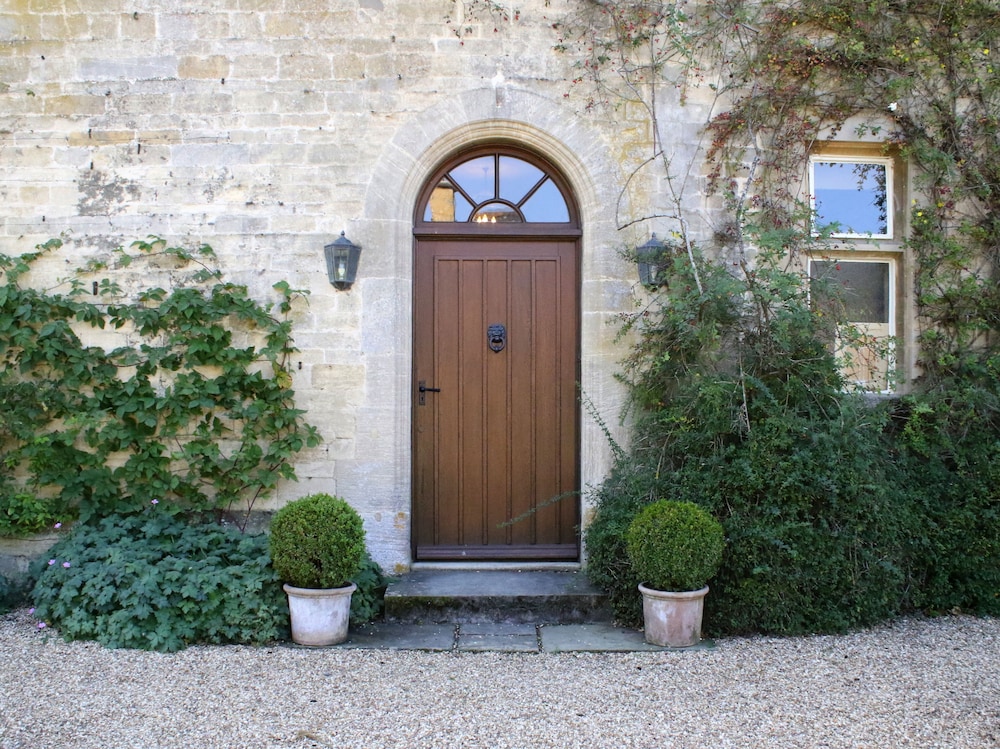 Aylworth Manor 46/50