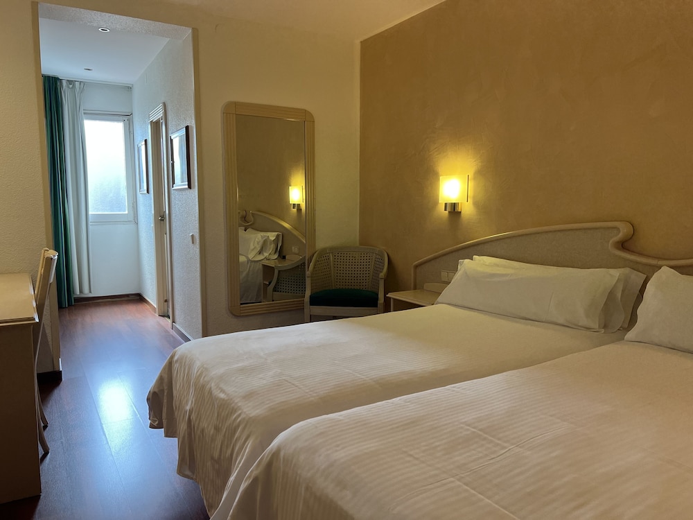 Lleo Hotel 6/40