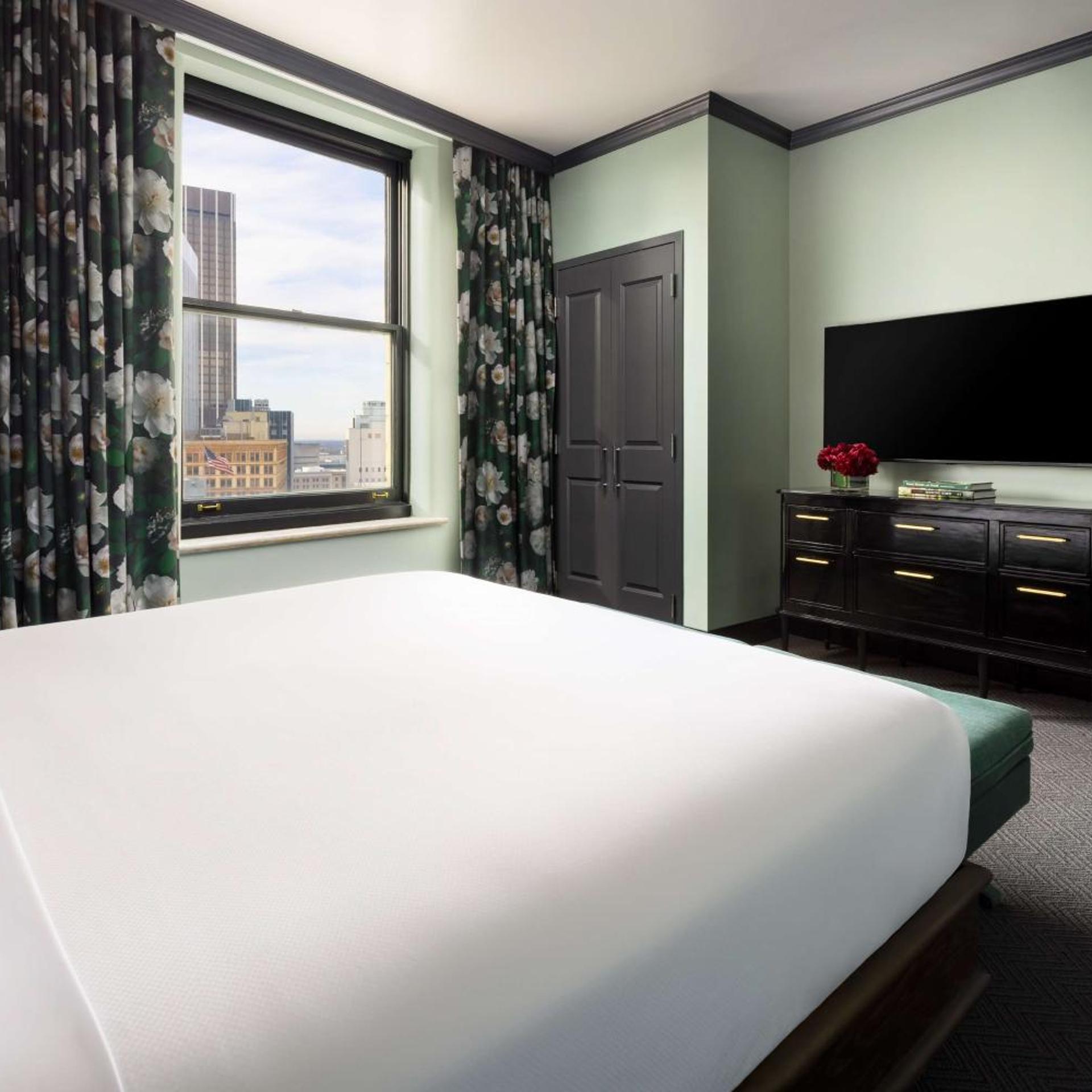 1 BEDROOM, SUITE, KING BED, CITY VIEW, ACCESSIBLE