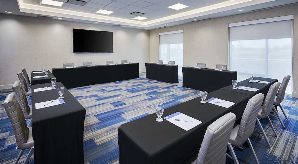 Holiday Inn Express & Suites Windsor East – Lakeshore, an IHG Hotel 54/70