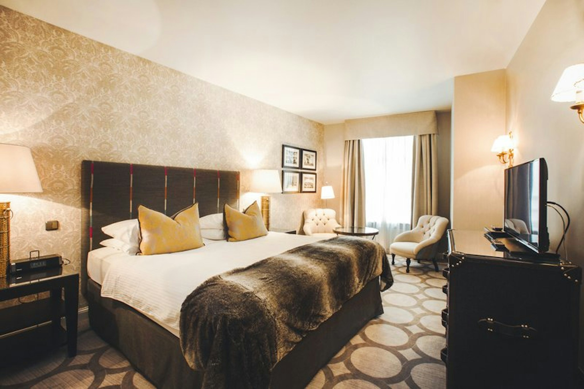 1 BEDROOM, SUITE