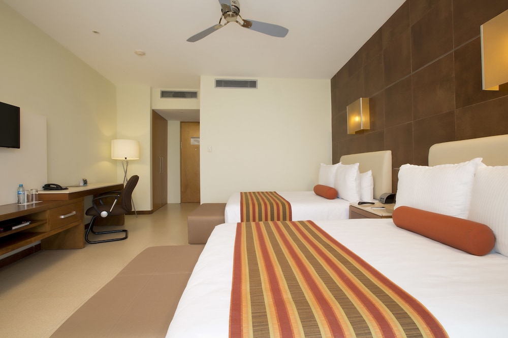 Krazy King or double bed Non Refundable، Krystal Urban Cancun 3/10