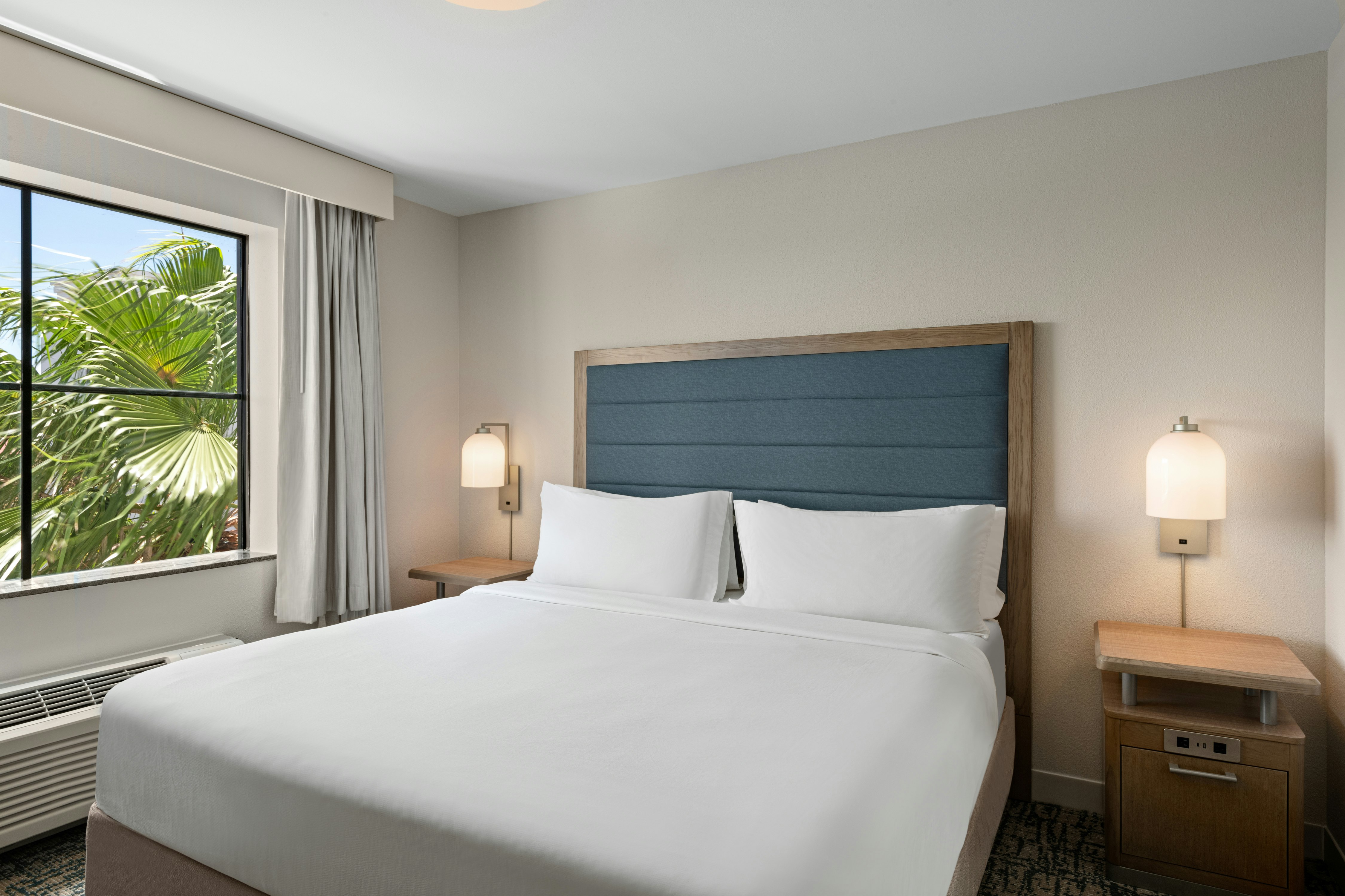 1 BEDROOM, SUITE, KING BED
