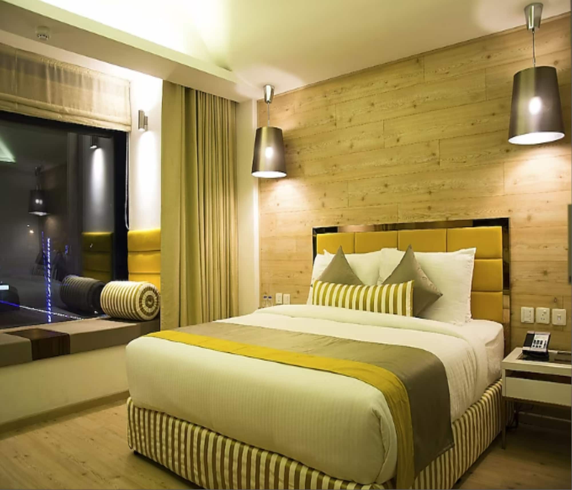DELUXE, KING BED