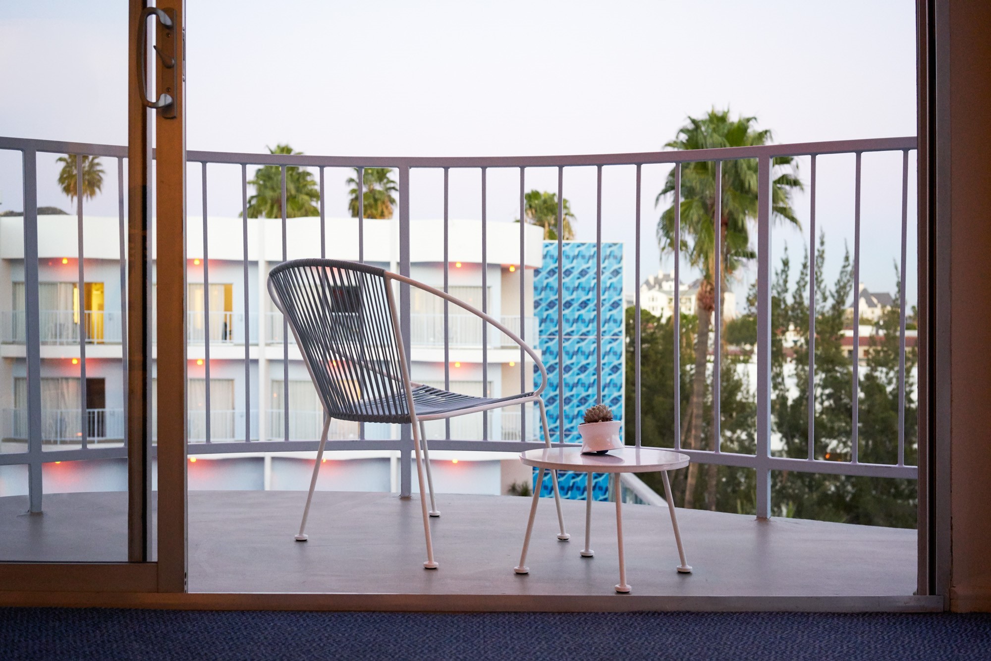 The Standard Hollywood 23/36