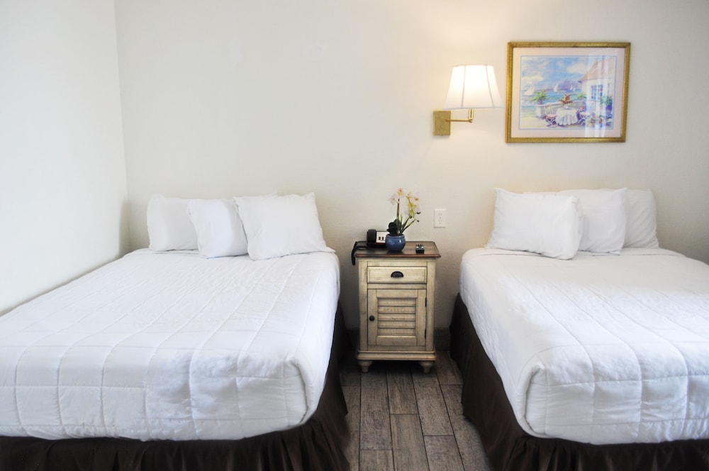 Holiday Terrace Beachfront Hotel, a By The Sea Resort 16/50