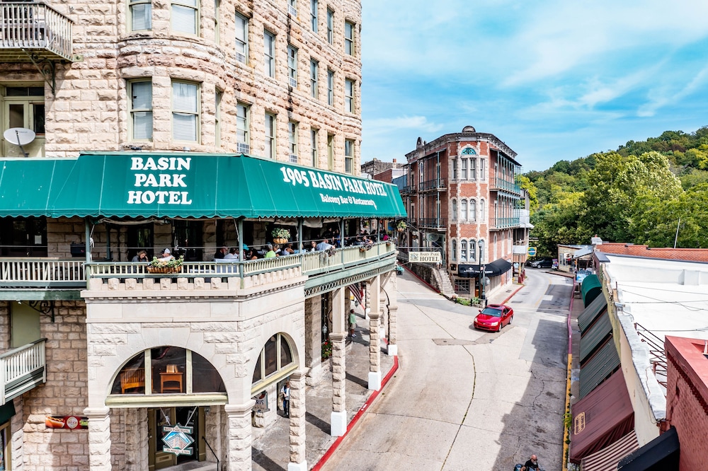 Basin Park Hotel 61/69