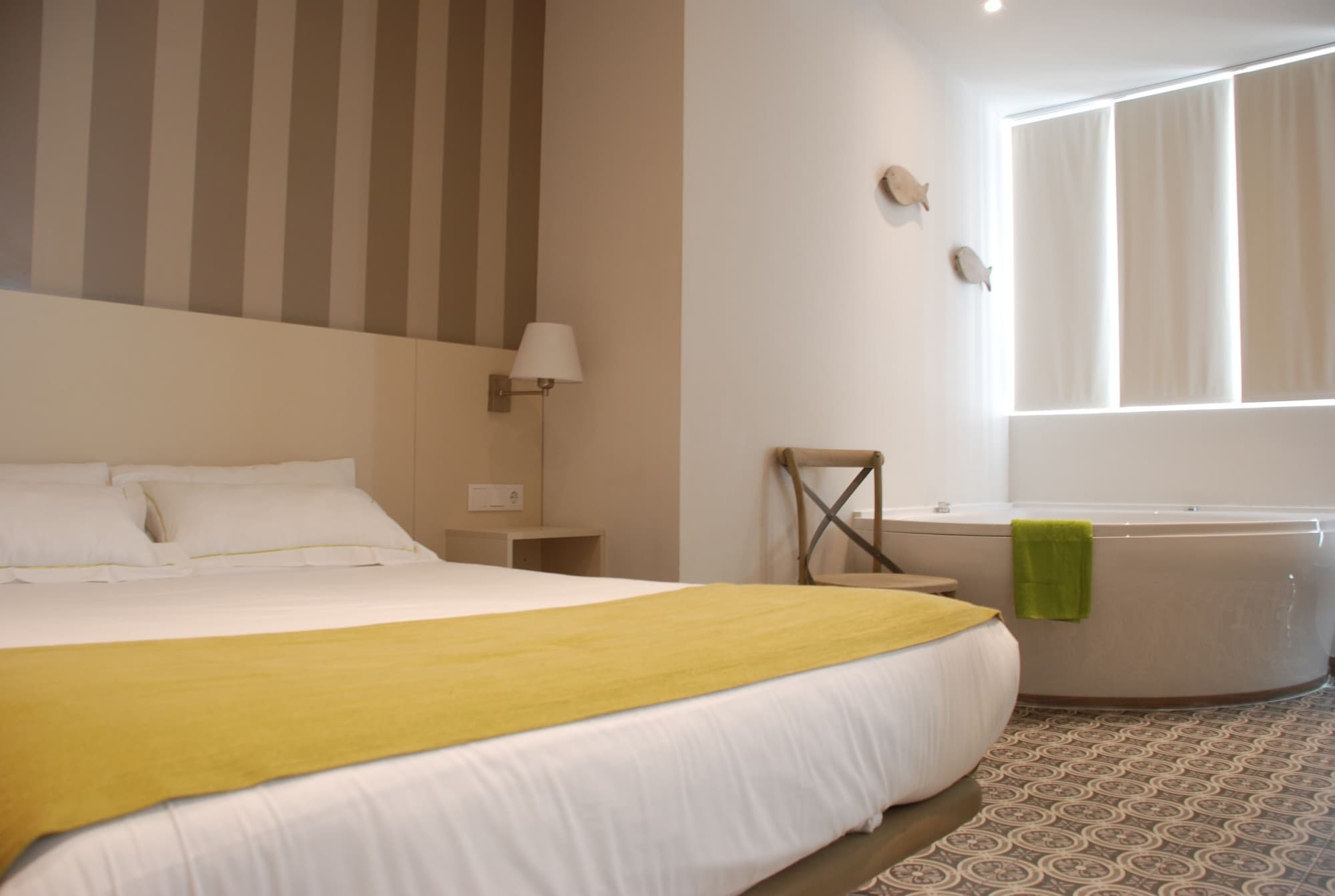 1 BEDROOM, ROMANTIC, DOUBLE BED, HOT TUB
