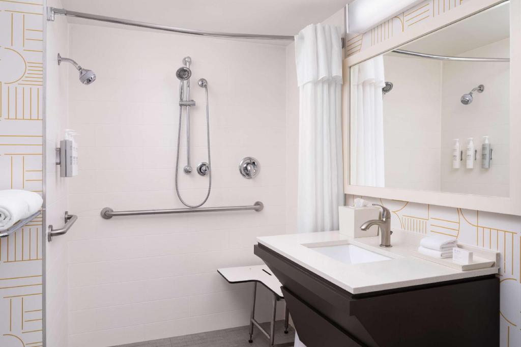 غرفة بسرير كينج مع أريكة لذوي الإعاقة، Home2 Suites By Hilton Miramar Ft Lauderdale 6/8