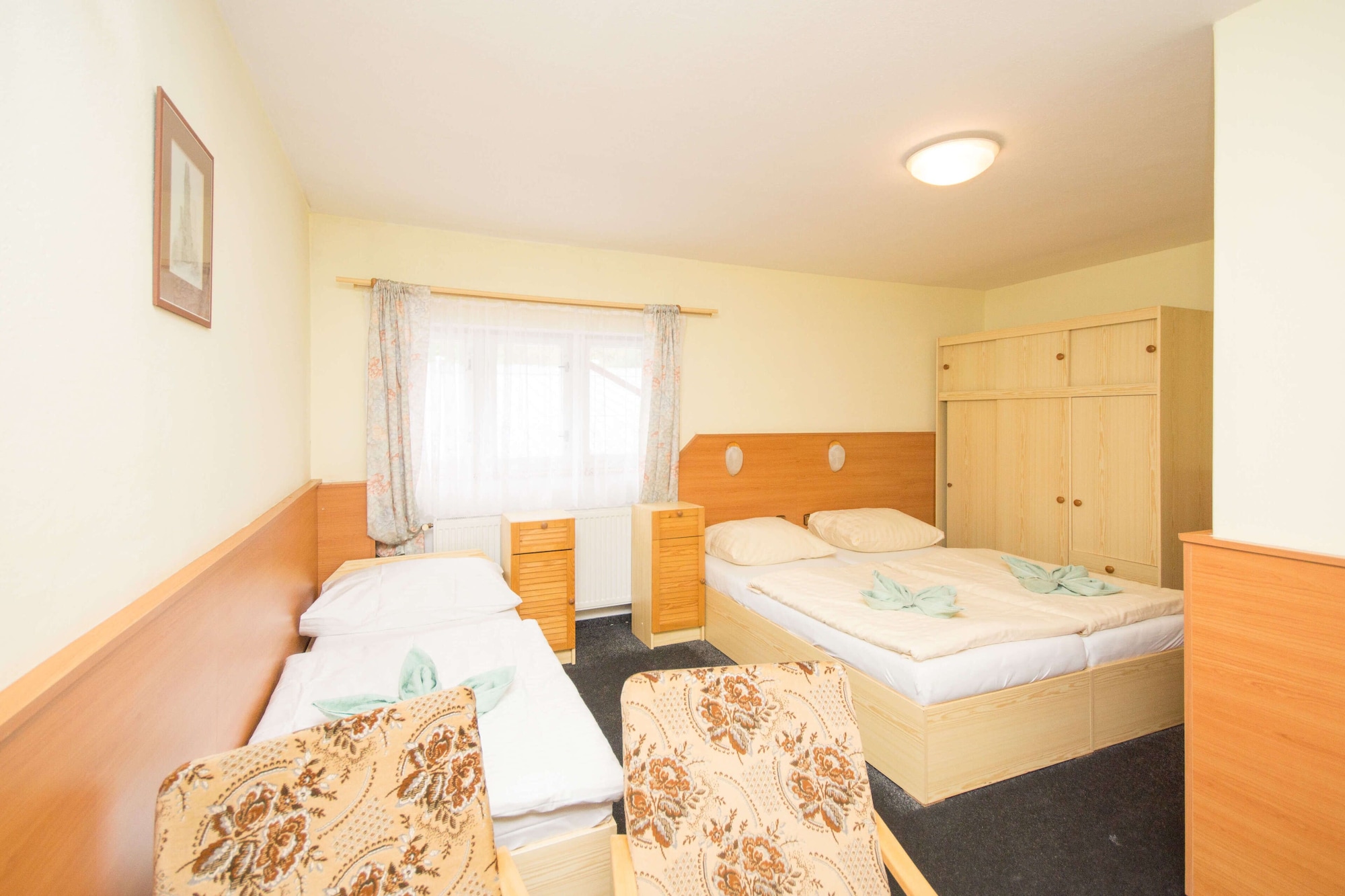 غرفة قياسية رباعية بسرير مزدوج وسريرين منفصلين، Sport Resort Hotel Gejzirpark 5/6