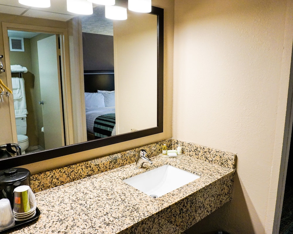 Boarders Inn and Suites by Cobblestone Hotels - Grand Island 21/75