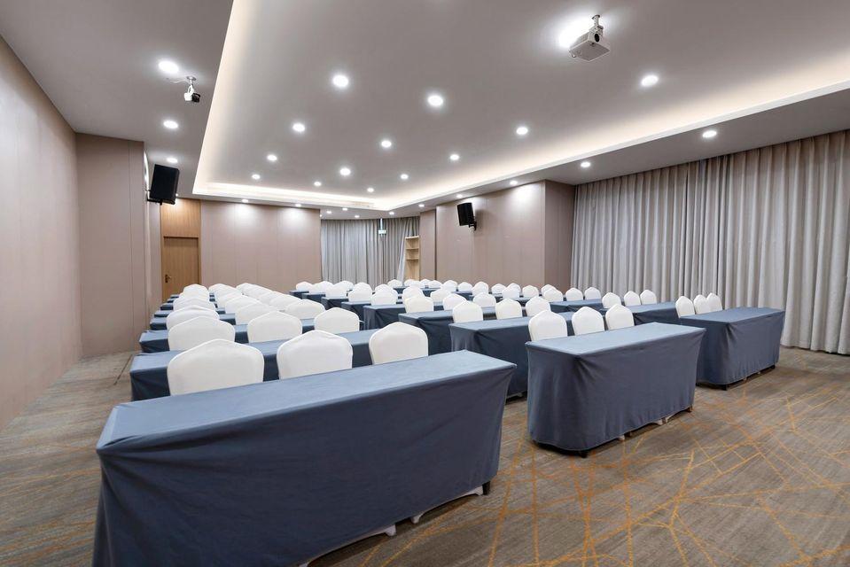 Echarm Hotel (Xiamen Airport Huojuyuan Metro Station) 67/76