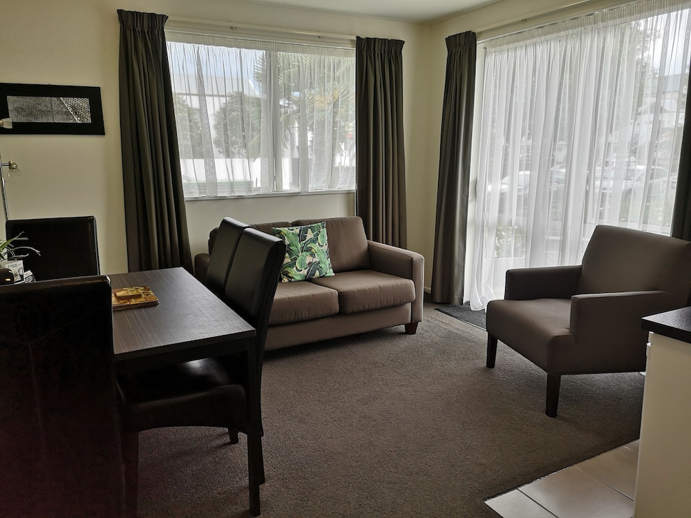 Airport Palms Motel 42/69