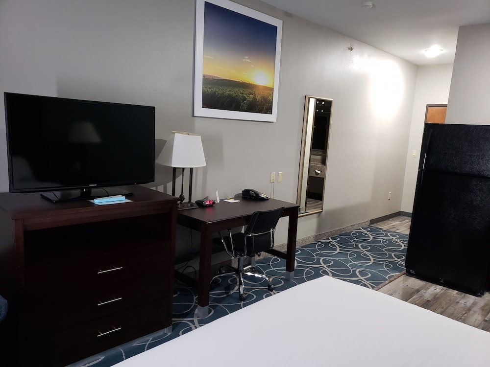 Days Inn Suites By Wyndham Cleburne Tx 32/42