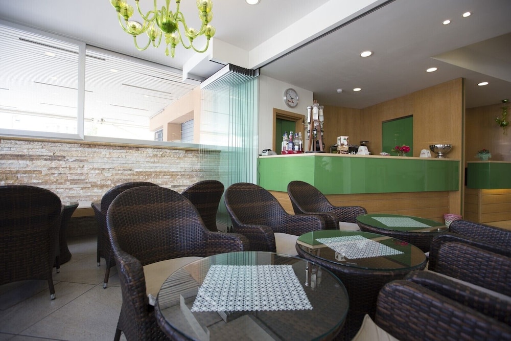 Desiree Hotel 20/25