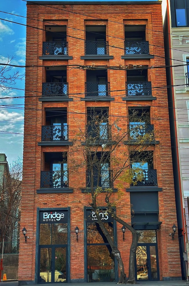 Bridge Hotel 1/32