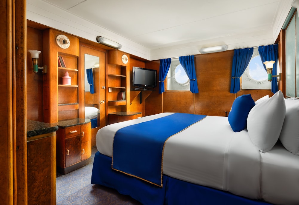 DELUXE, KING BED, PORT SIDE