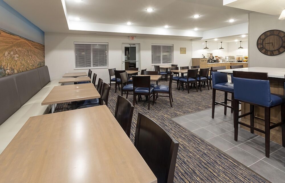 Grandstay Hotel and Suites Milbank 23/34