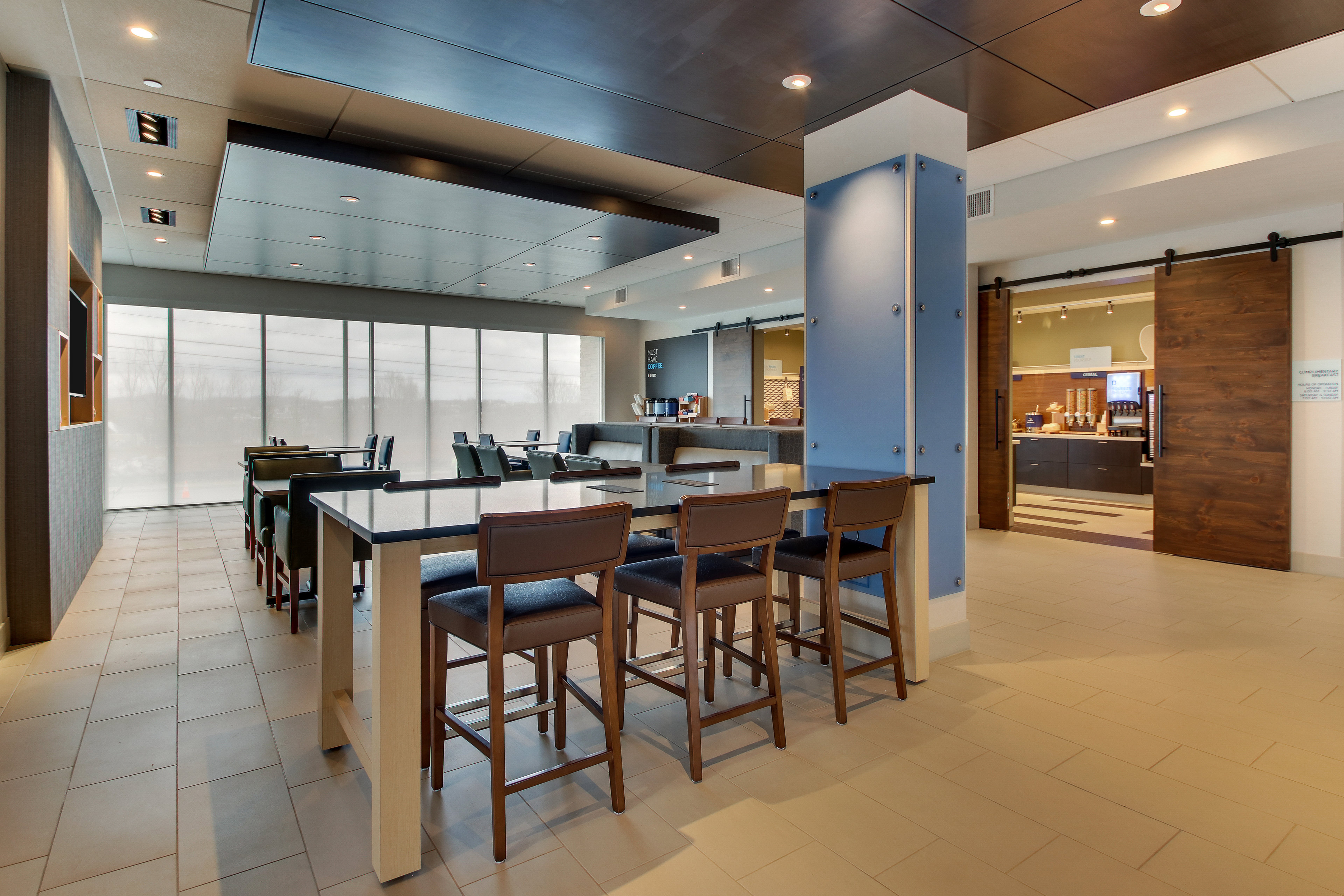 Holiday Inn Express & Suites Nashville Metrocenter Downtown 48/64