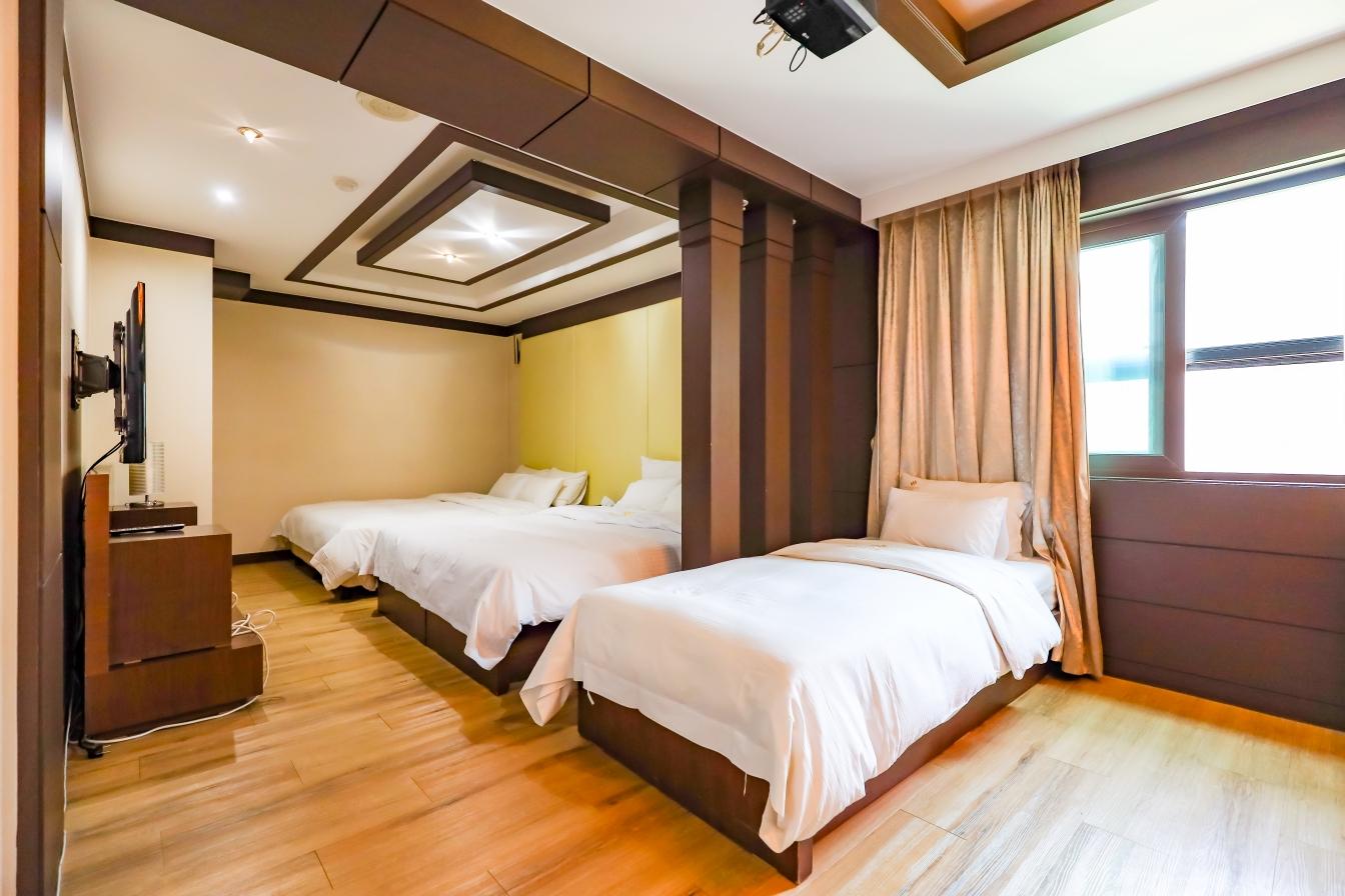 Business, Suite, Single Bed, 2 Queen Beds, Charlot Castle Hotel 2/4